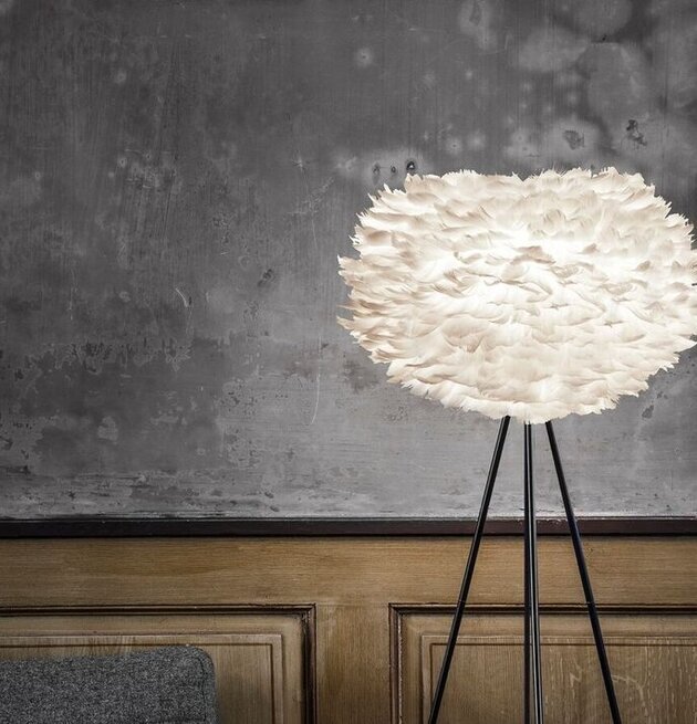 Eos Lampskärm från Eos - Vita med gåsfjädrar och metallstativ