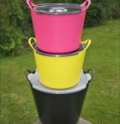 Tre staplade Lock Tubtrugs från Tubtrugs i olika färger