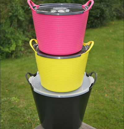 Tre staplade Lock Tubtrugs från Tubtrugs i olika färger