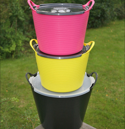 Tre staplade Lock Tubtrugs från Tubtrugs i olika färger