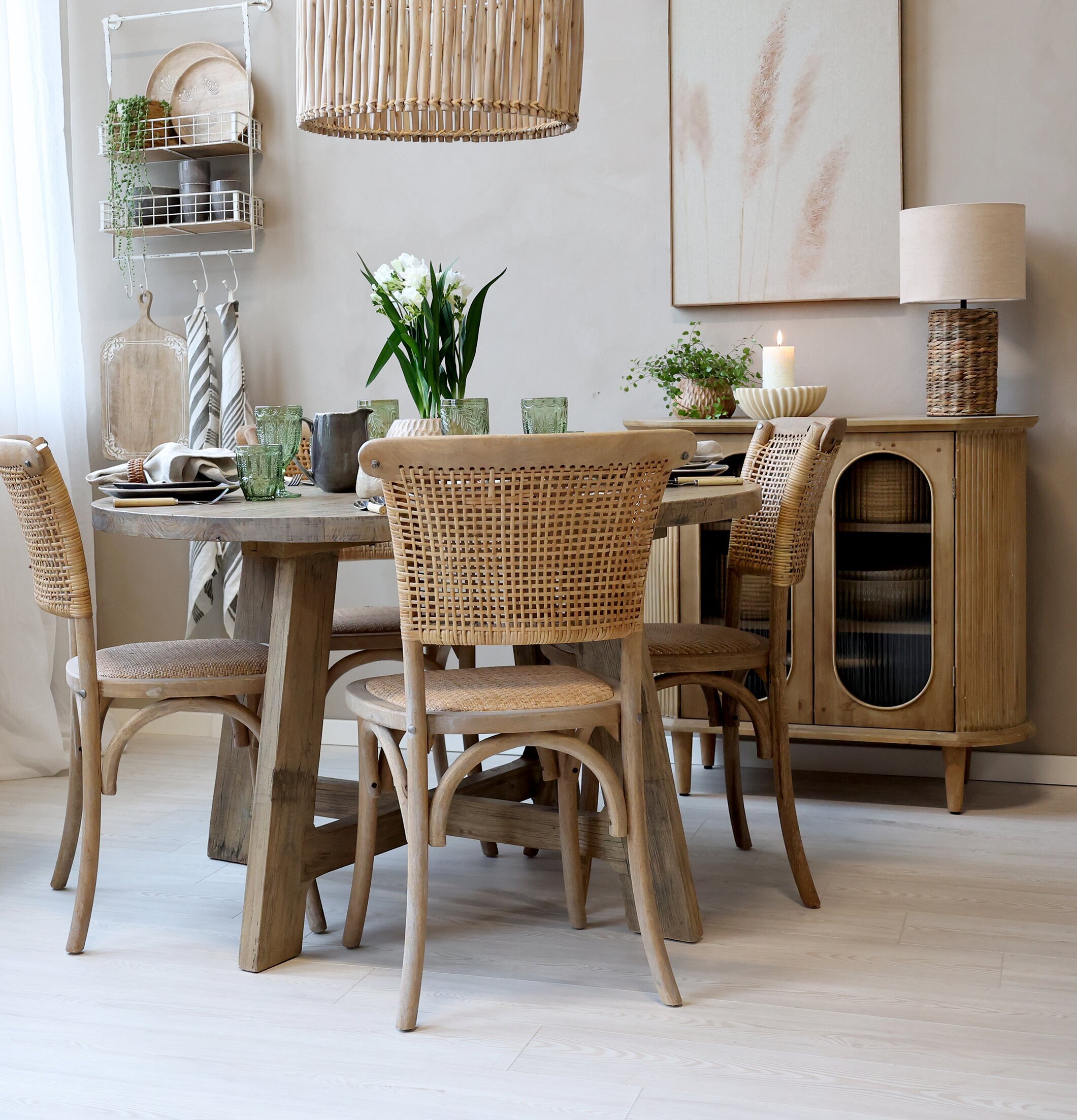 Skänk Med Glasdörrar från Chic Antique i rustik matsal