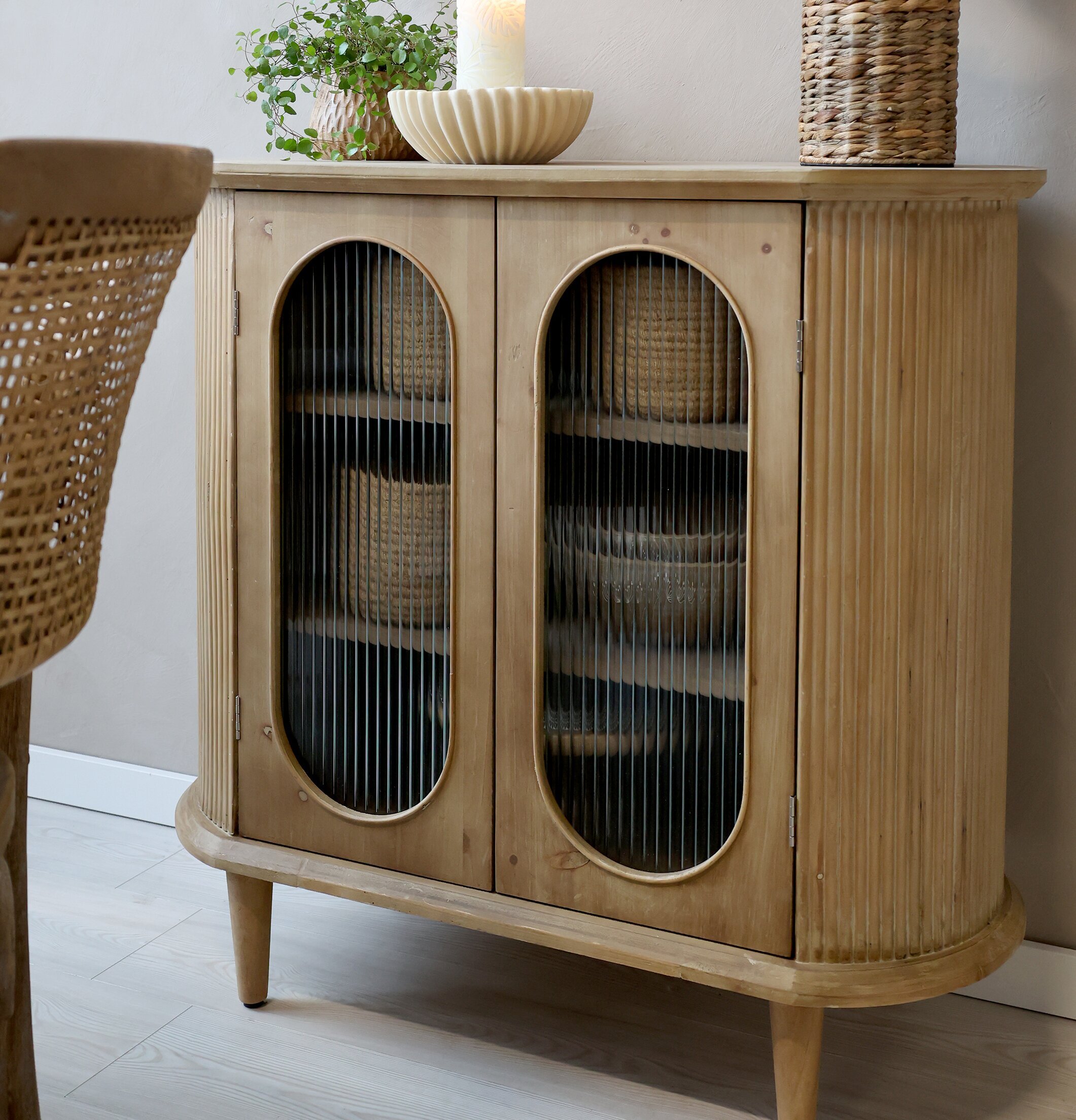 Skänk Med Glasdörrar från Chic Antique i rustik design