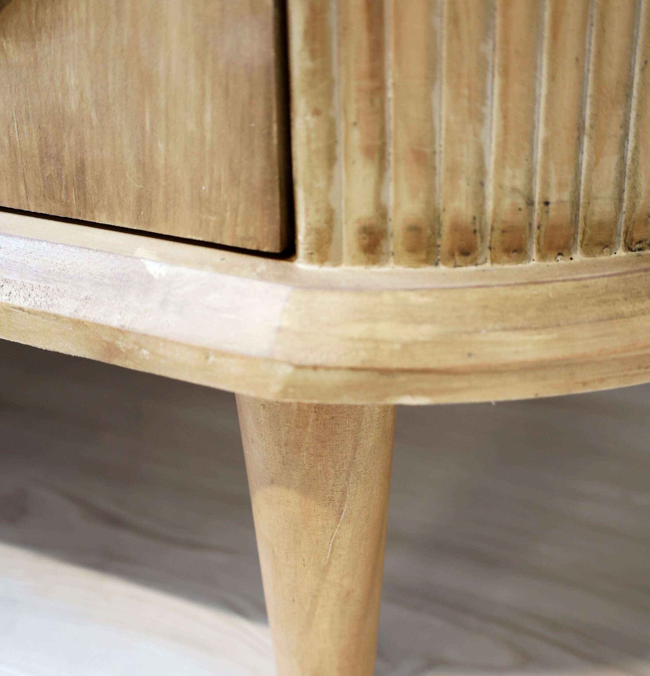 Skänk Med Glasdörrar från Chic Antique, närbild på ben