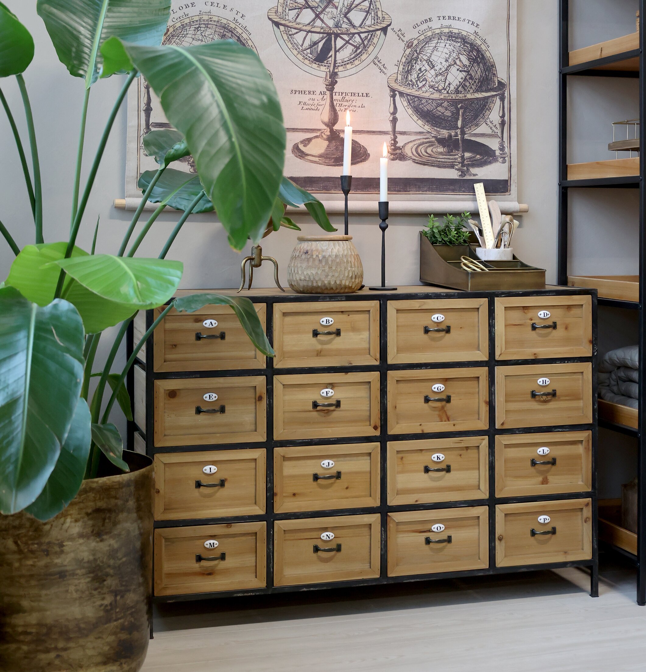 Kommod 16 Lådor från Chic Antique med trä och svart metall