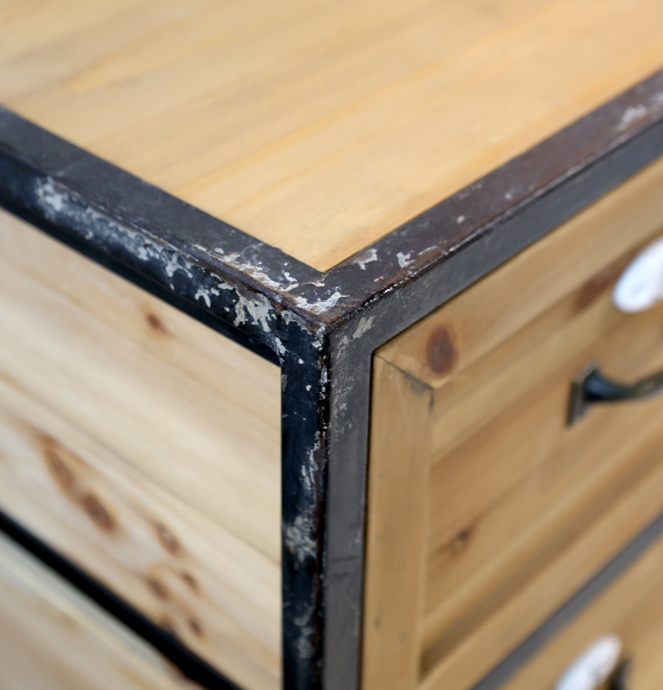 Kommod 16 Lådor från Chic Antique i ljust trä och metall