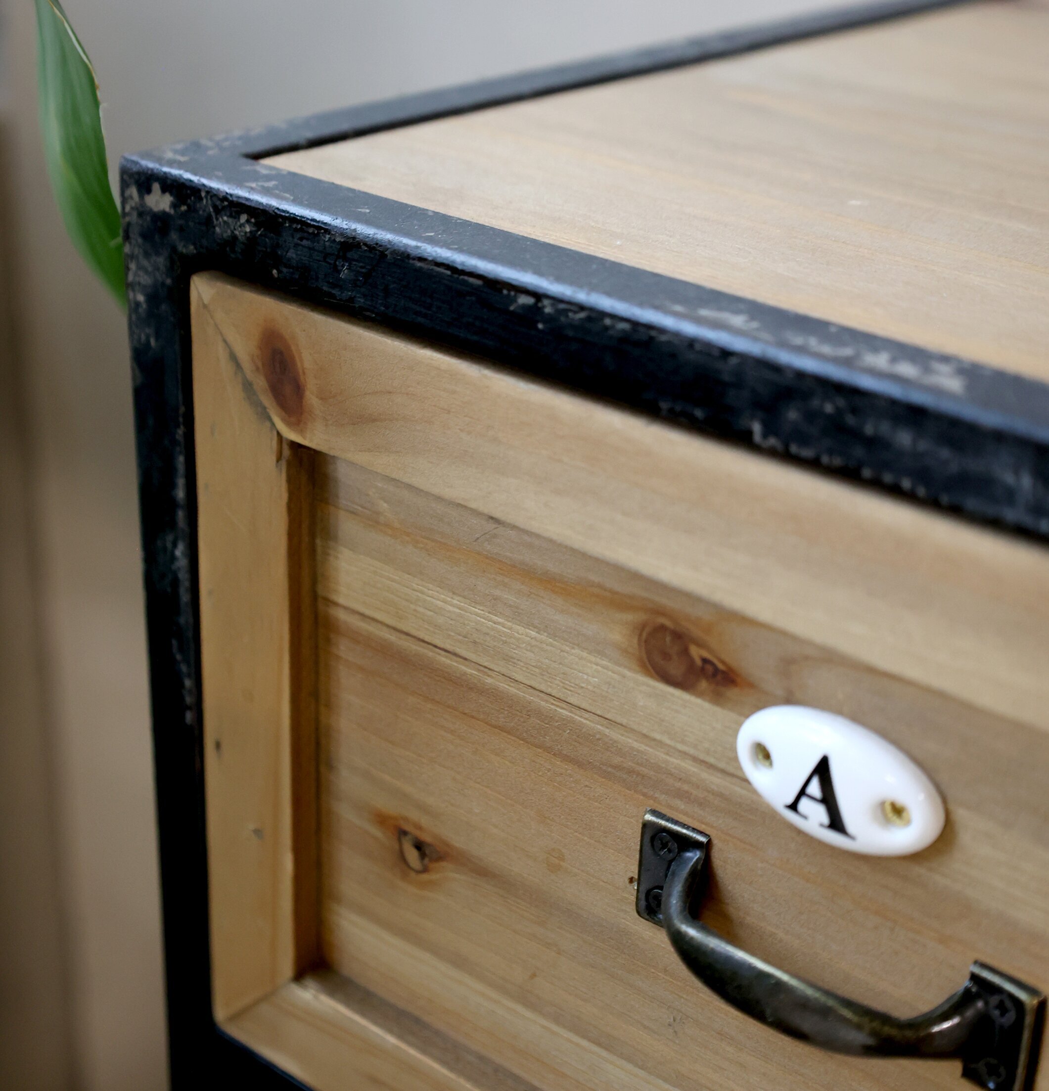 Kommod 16 Lådor från Chic Antique med metall och trä