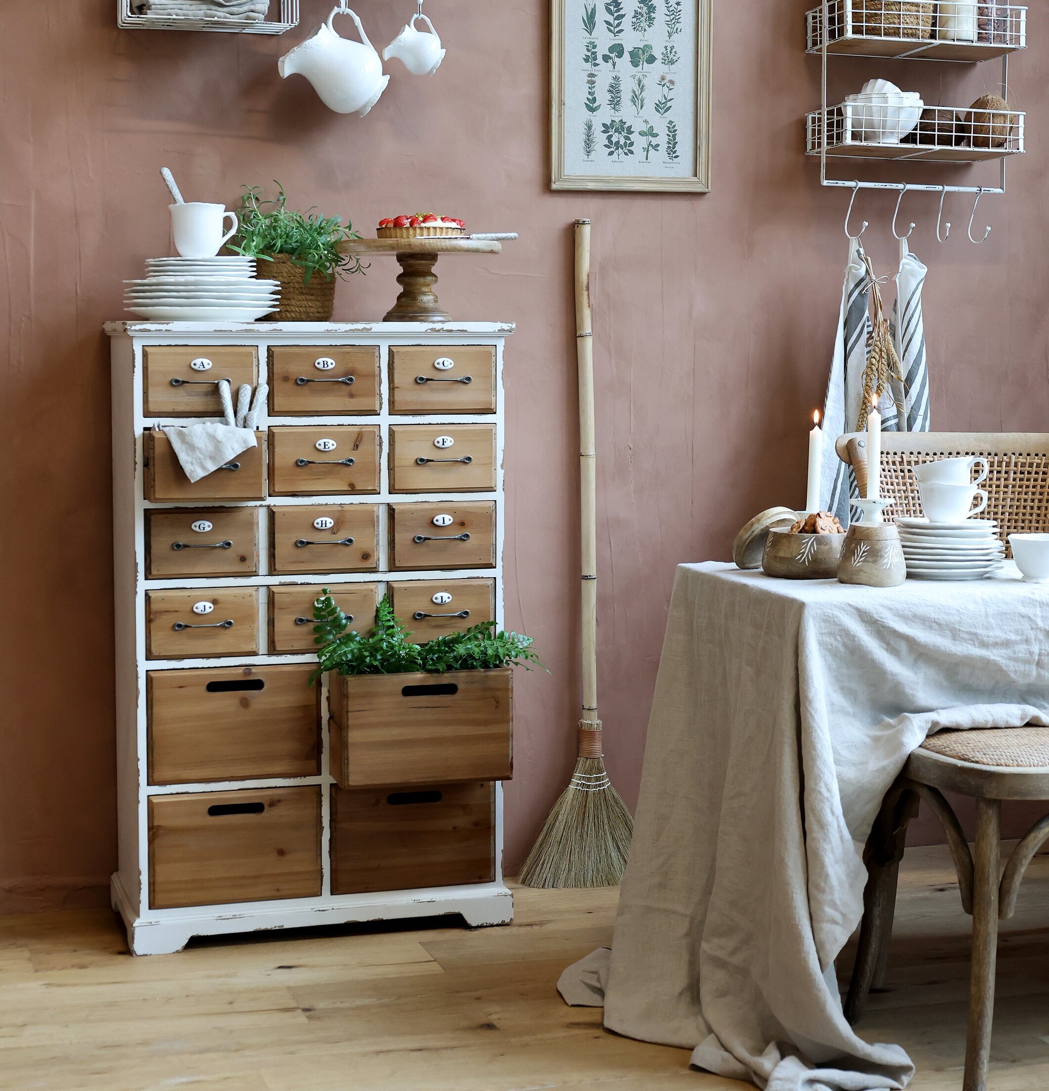 Kommod 16 Lådor Antik Creme från Chic Antique i köksmiljö