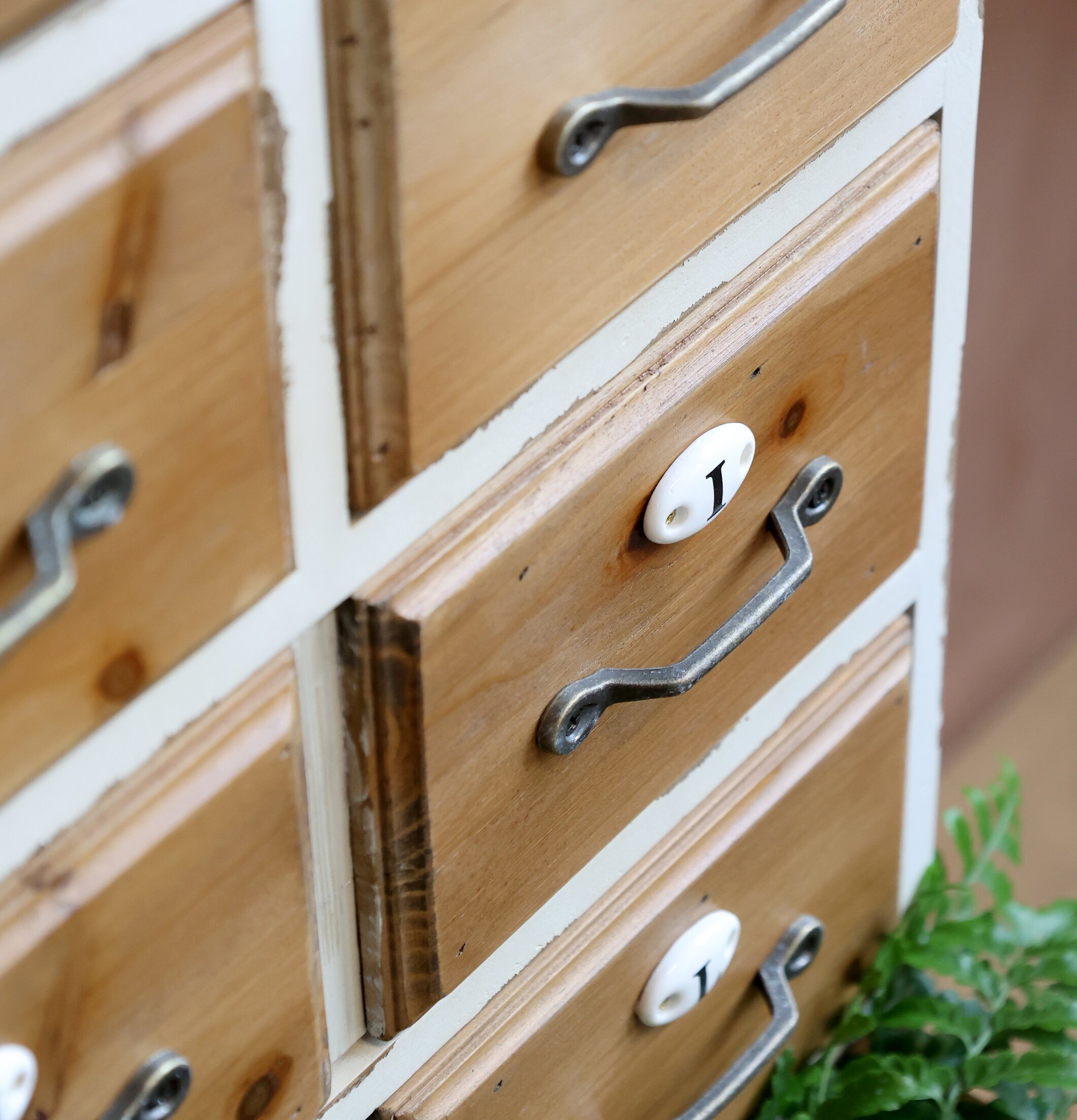 Kommod 16 Lådor Antik Creme från Chic Antique med 16 lådor