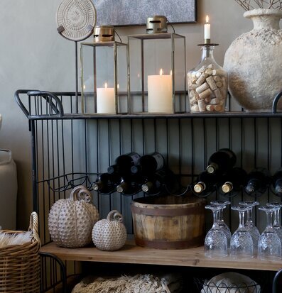 Gammal Postvagn Med Vinhylla från Chic Antique i rustik stil