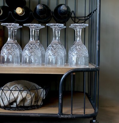 Gammal Postvagn Med Vinhylla från Chic Antique, stilren