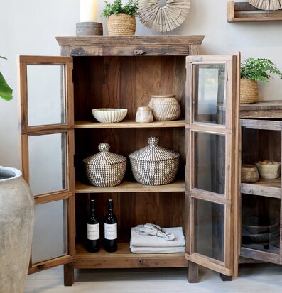 Vitrinskåp Grimaud från Chic Antique med glasdörrar