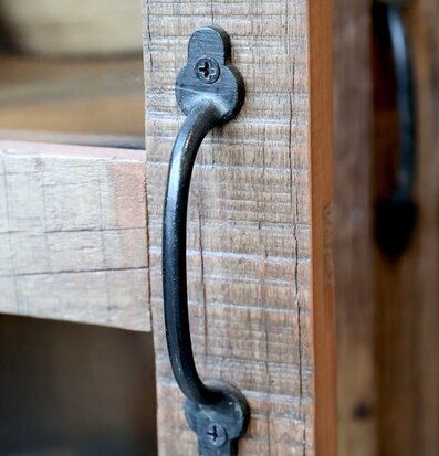 Vitrinskåp Grimaud från Chic Antique med rustik charm