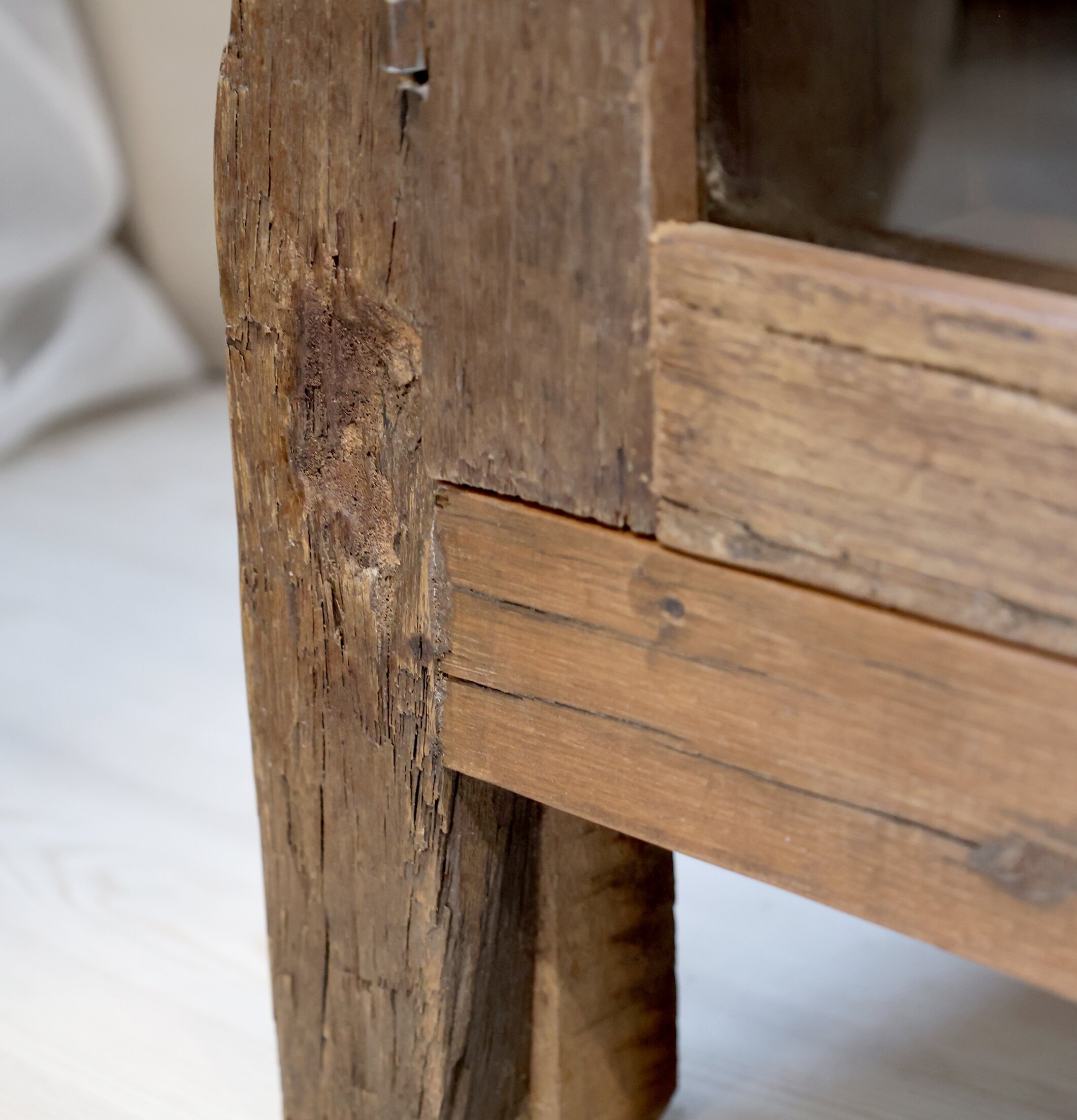 Vitrinskåp Grimaud från Chic Antique med rustikt träarbete