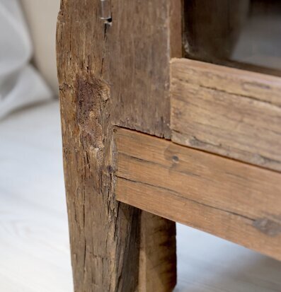 Vitrinskåp Grimaud från Chic Antique med rustikt träarbete