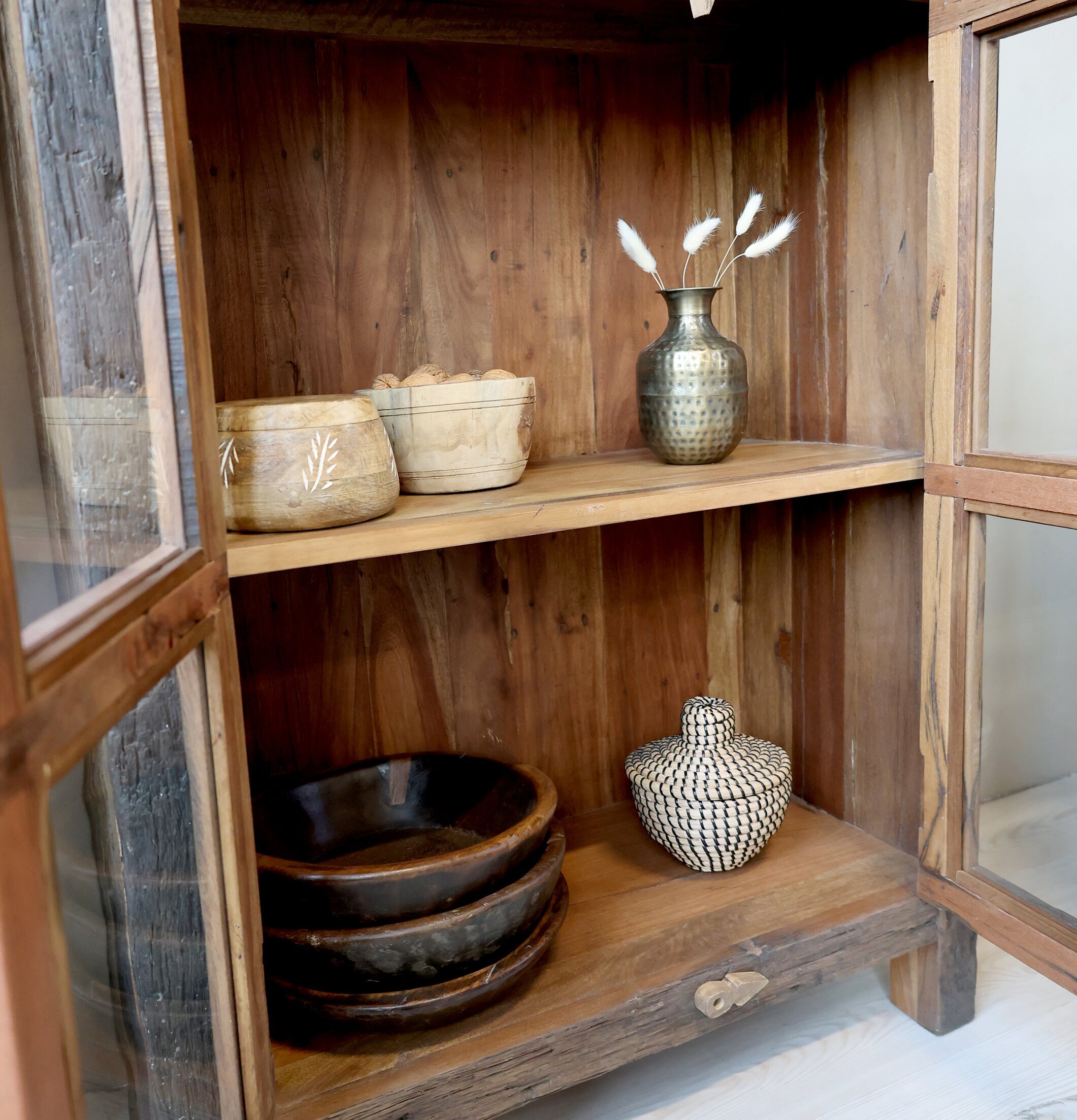 Vitrinskåp Grimaud från Chic Antique med rustik charm