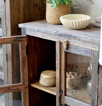 Vitrinskåp Grimaud från Chic Antique i återvunnet trä