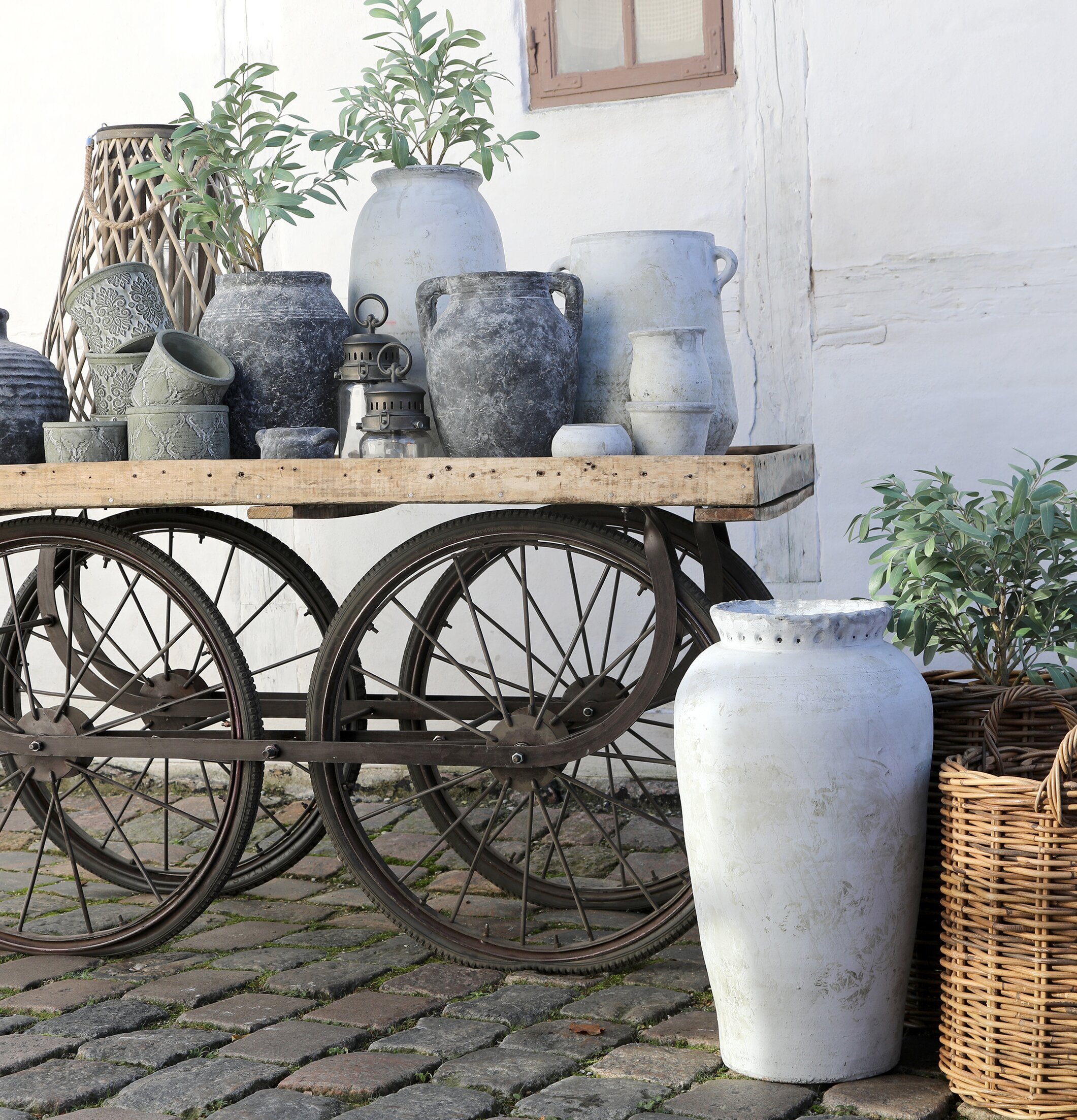 Gl Vagn Med Cykelhjul från Chic Antique i rustik miljö