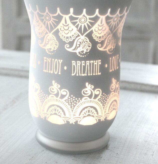 Bohem Stor Vit - Majas Cottage ljuslykta på ljust träbord