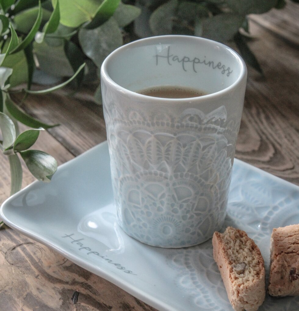 Mugg Happiness Ocean från Majas Cottage på rustikt träbord