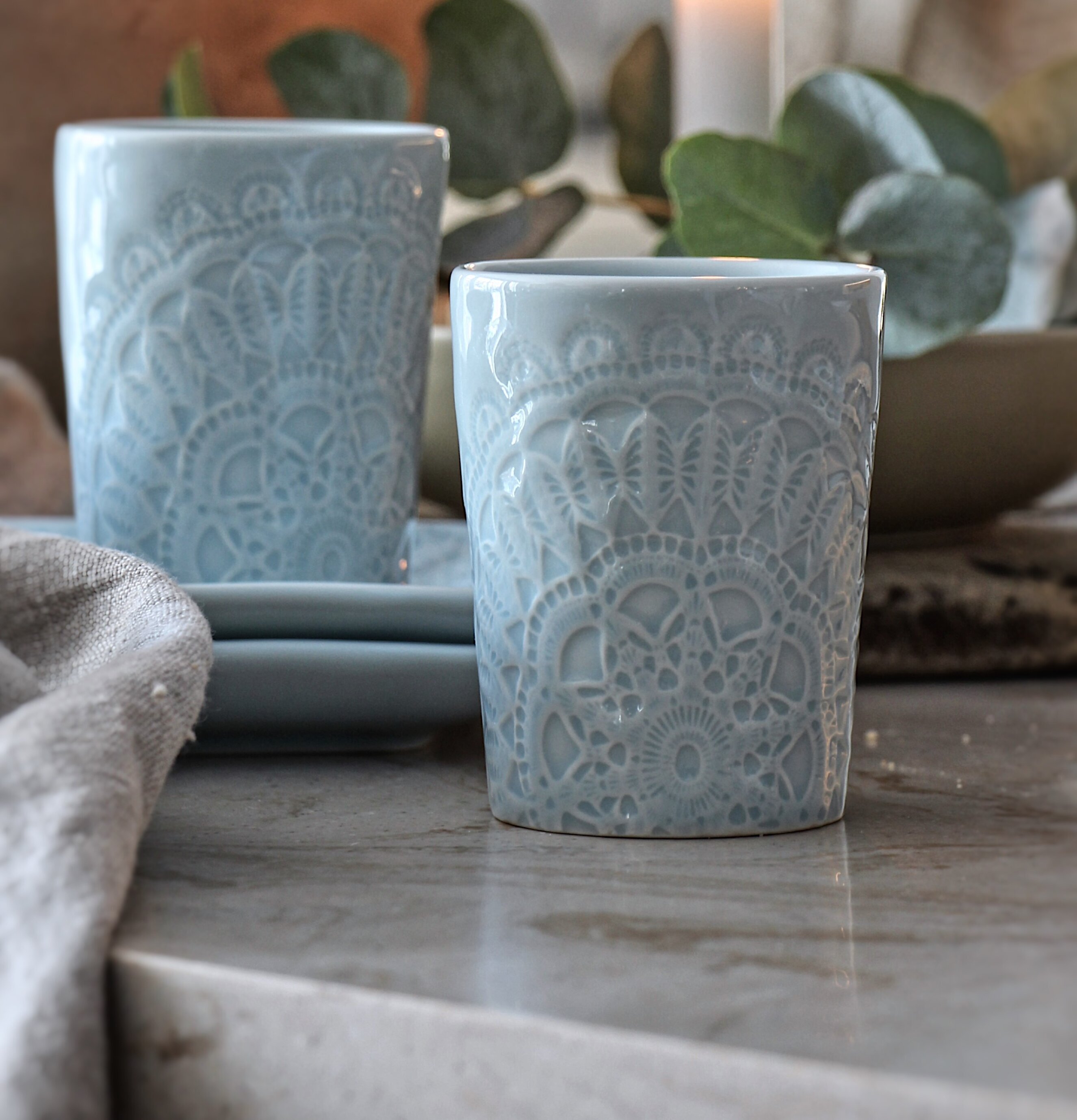 Mugg Happiness Ocean från Majas Cottage på marmorbord