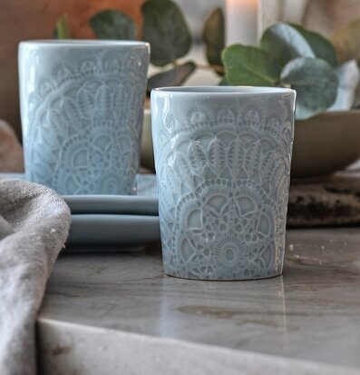 Mugg Happiness Ocean från Majas Cottage på marmorbord