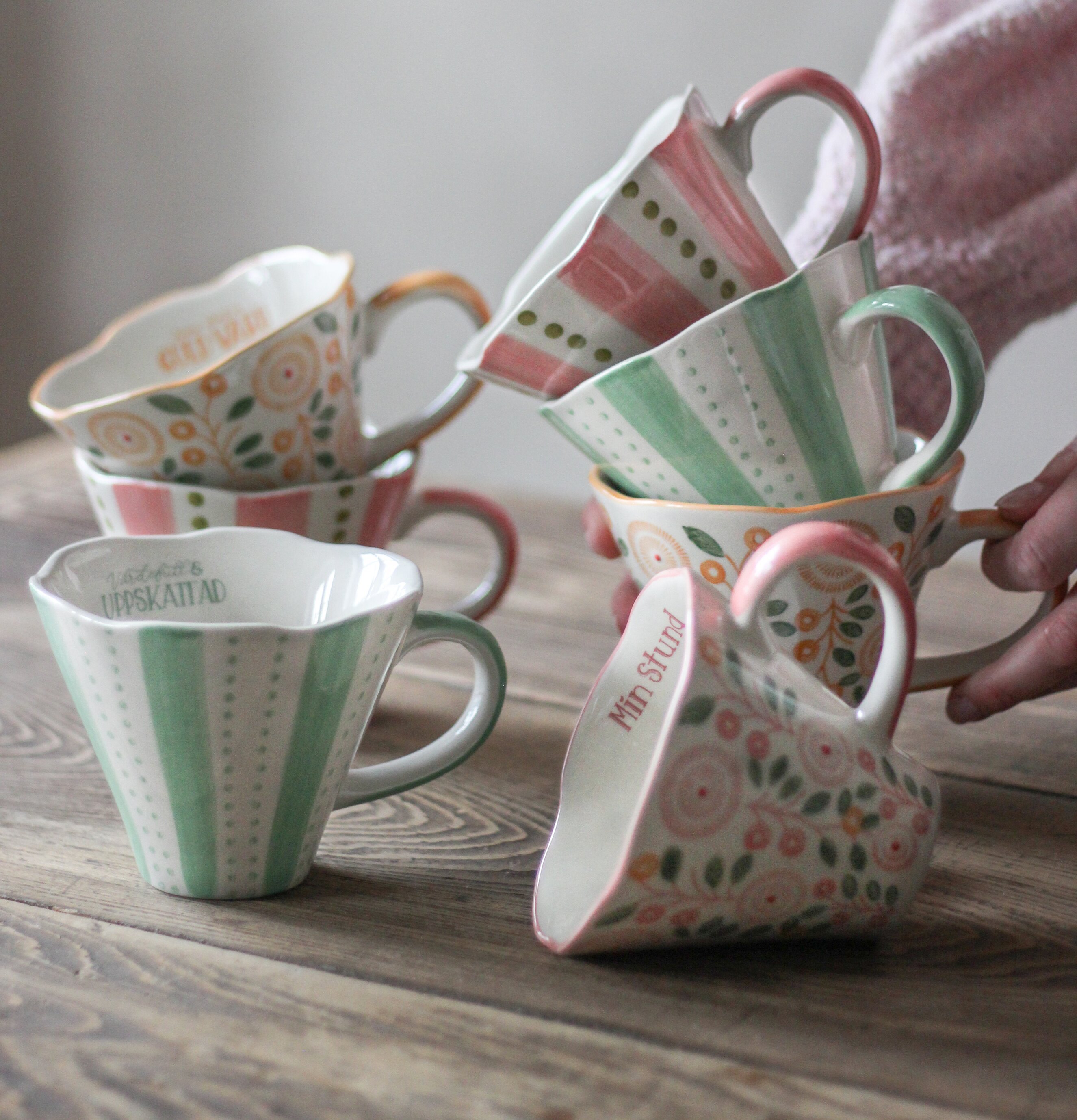 Mugg - Älskade Mamma från Majas Cottage på rustikt bord