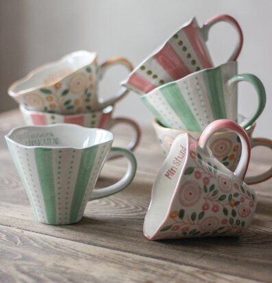 Mugg - Uppskattad & Värdefull från Majas Cottage på träbord