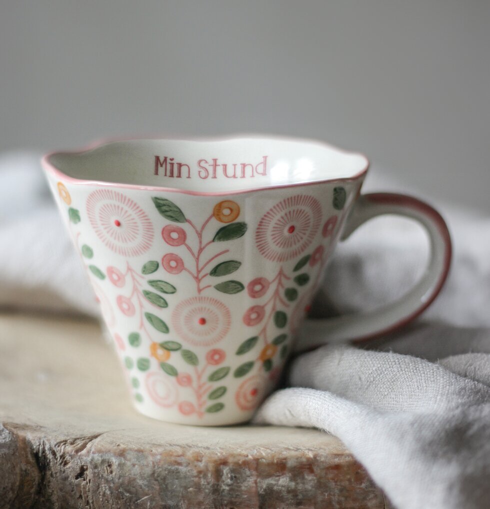 Mugg - Min Stund från Majas Cottage på rustik träskiva