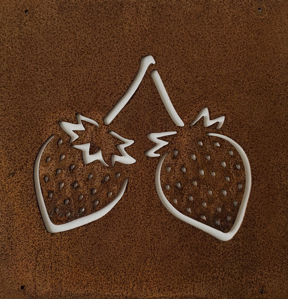 Skylt Jordgubbar (armeringsnät) från Lind Decoration