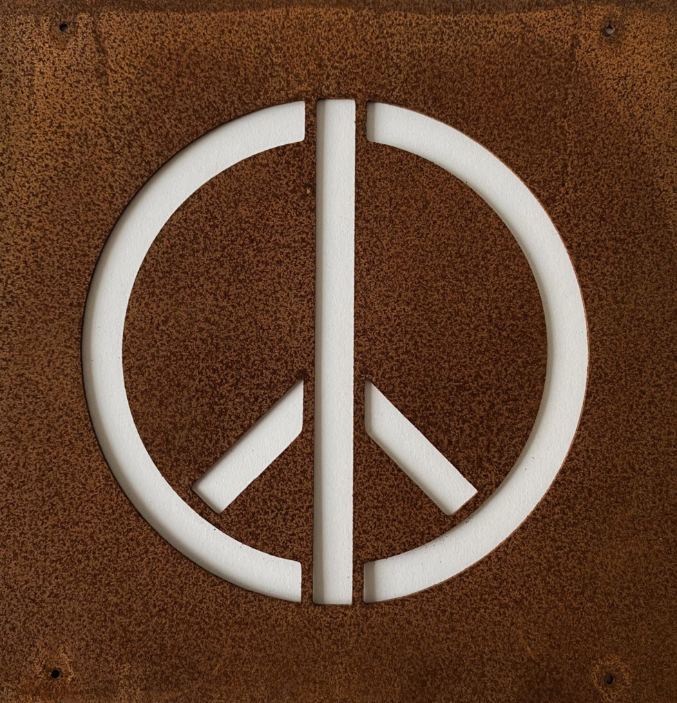 Skylt Peace (armeringsnät) från Lind Decoration, rostigt stål