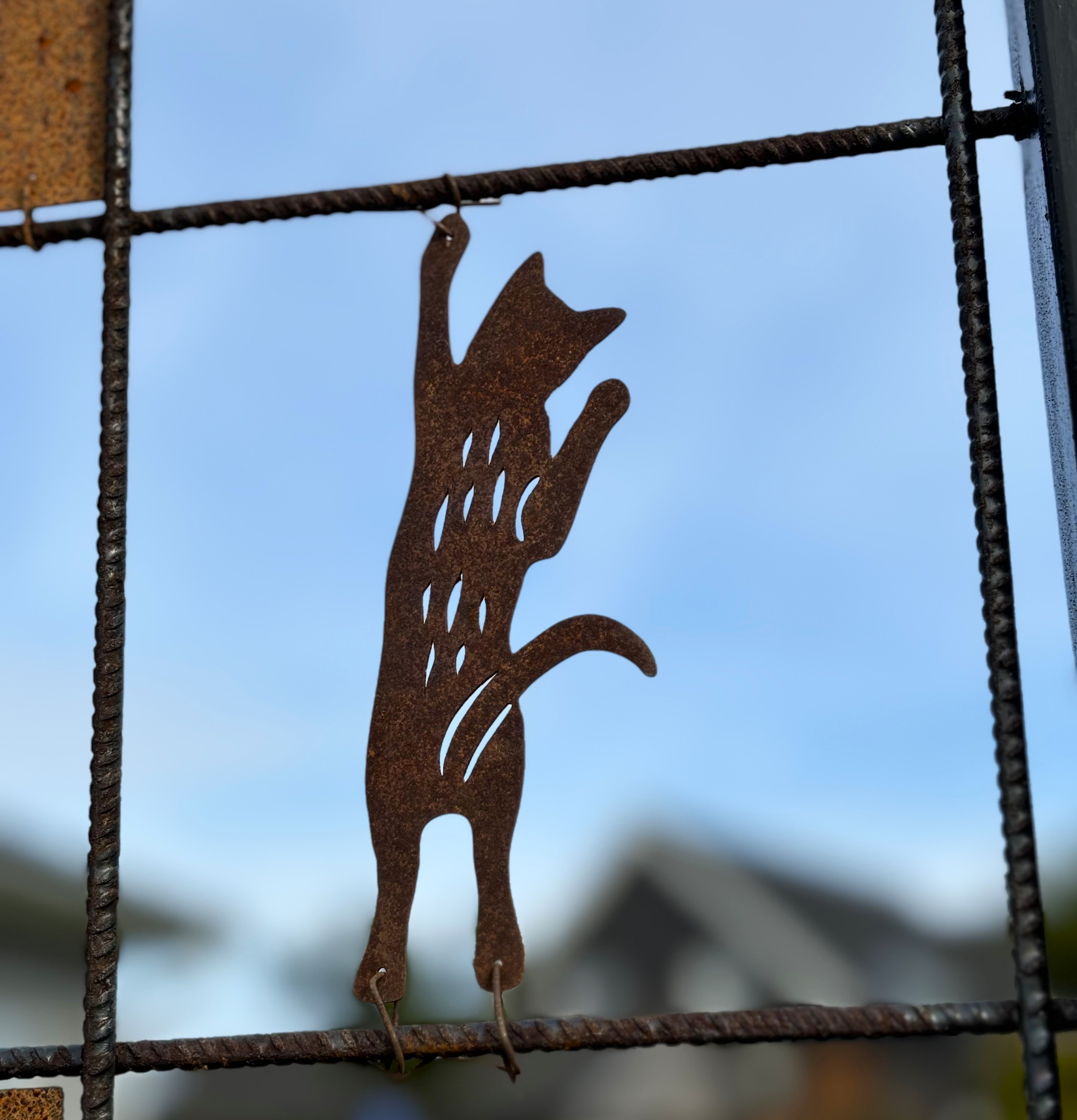 Figur Klättrande katt till armeringsnät med ståltråd Lind Decoration