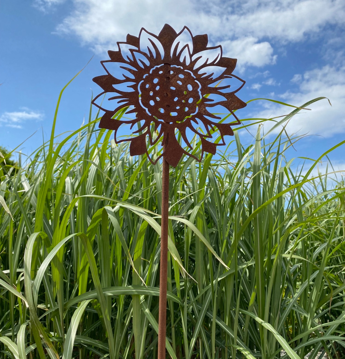 Solros På Stav Rost från Lind Decoration i grön trädgård