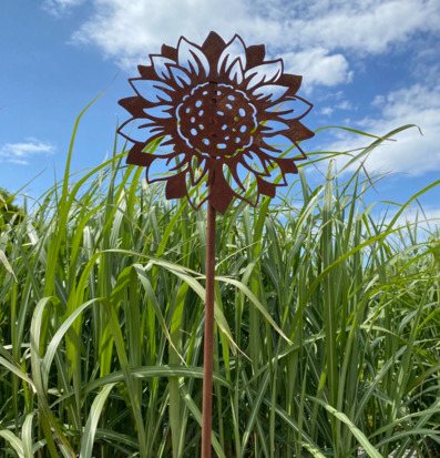 Solros På Stav Rost från Lind Decoration i grön trädgård