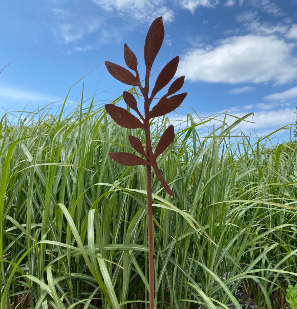 Olivkvist På Stav Rost från Lind Decoration i trädgård