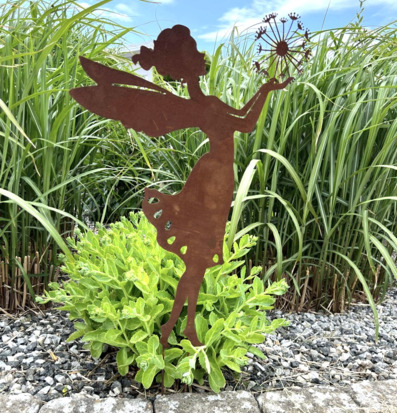 Stor Älva Rost från Lind Decoration i en grön trädgård