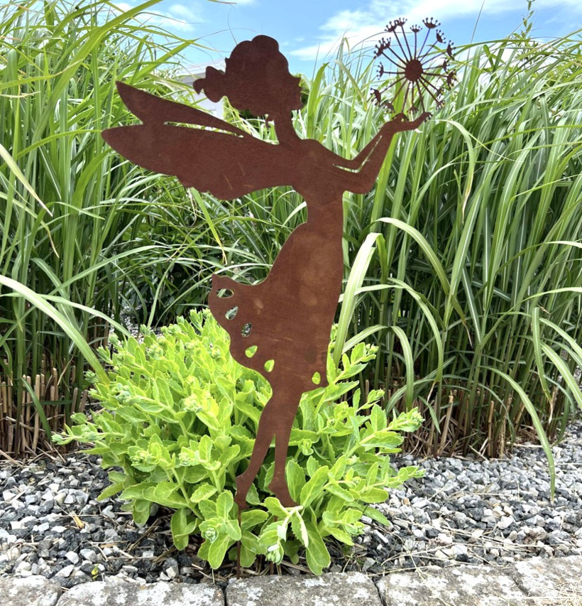 Stor Älva Rost från Lind Decoration i en grön trädgård