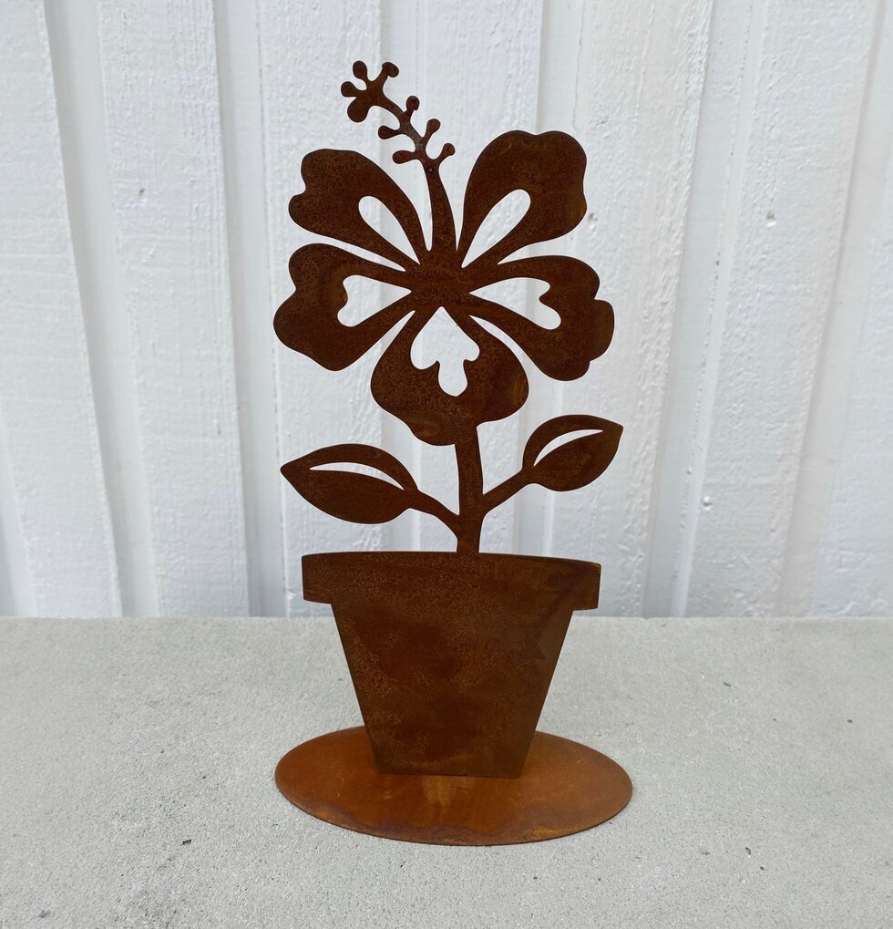 Hibiskus på fot Rost från Lind Decoration mot vit träpanel