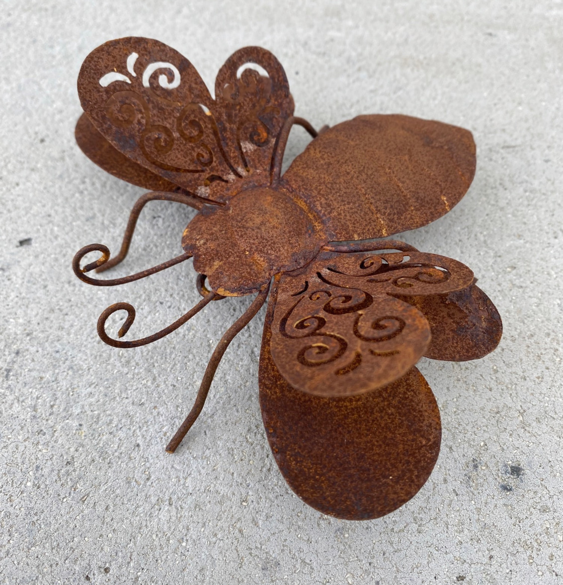 Humla med vingar Rost från Lind Decoration på betongyta