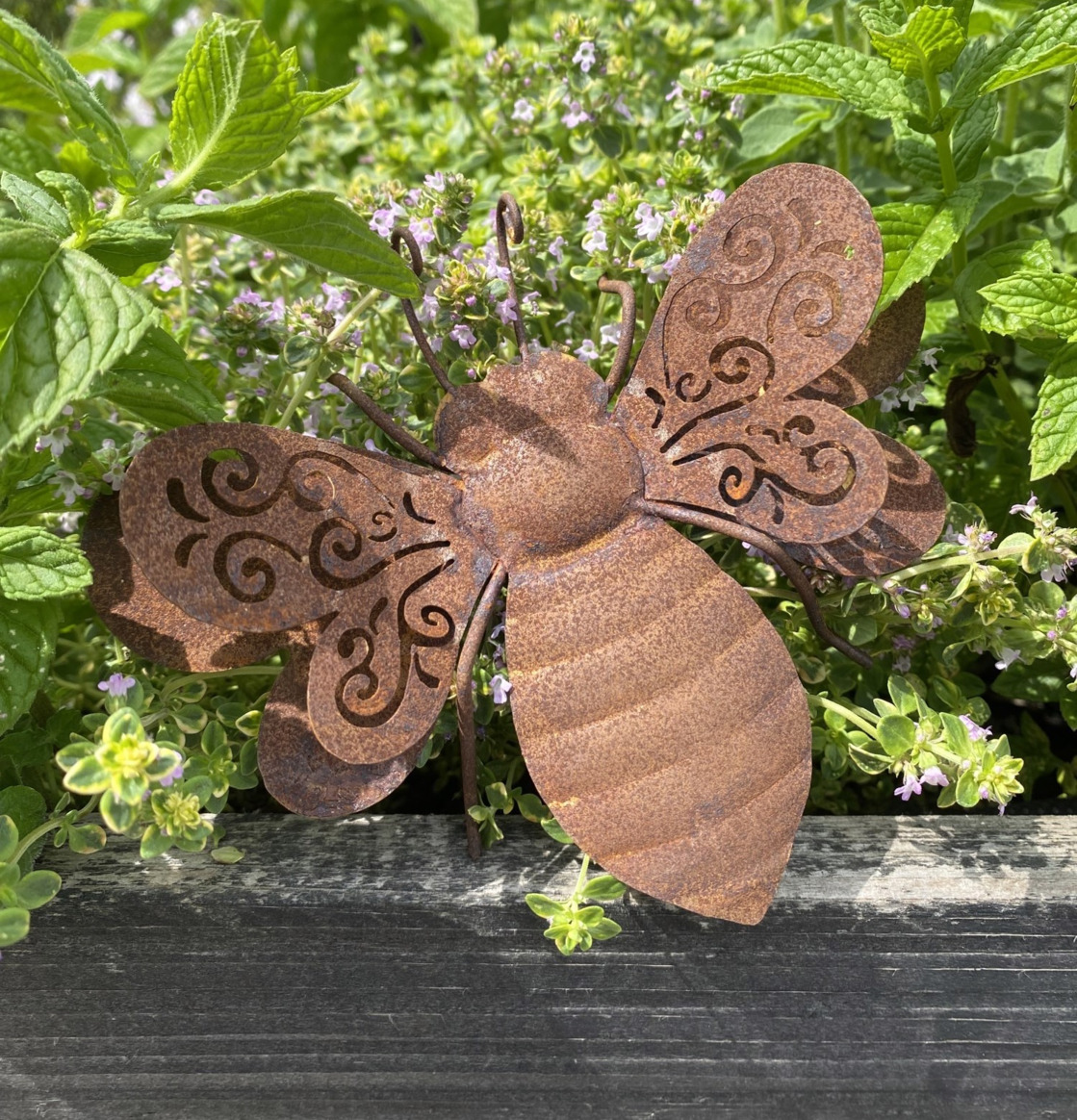 Humla med vingar Rost från Lind Decoration i trädgård