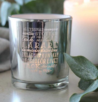 Bild av elegant silverlykta med varm ljusspridning