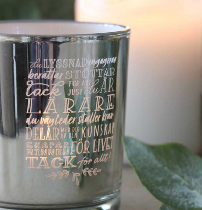 Bild av elegant silverlykta med stämningsfull design