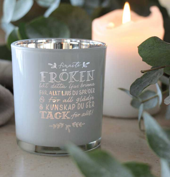 Majas Lykta Kära Fröken från Majas Cottage på ett bord