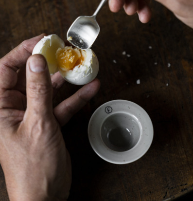 Äggkopp Porslin Vanilj från Ernst på rustikt träbord med ägg