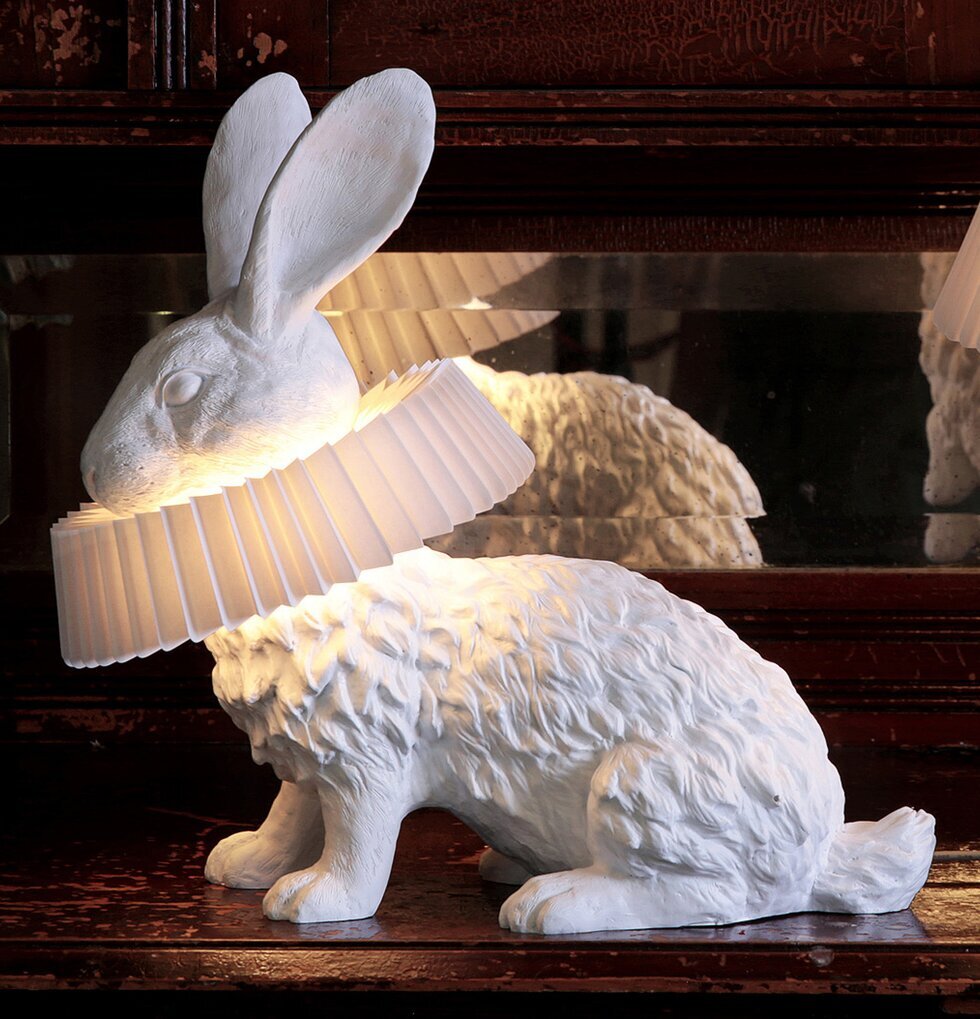 Bordslampa Rabbit X Squat från Haoshi Design på träyta