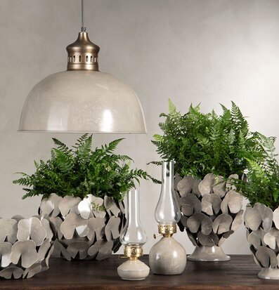 Foto av harmoniskt arrangemang med grönska och ljus