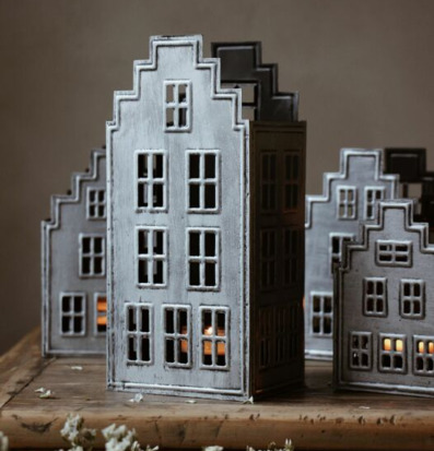 Bild av ljushus på träbord med stämningsfullt ljus