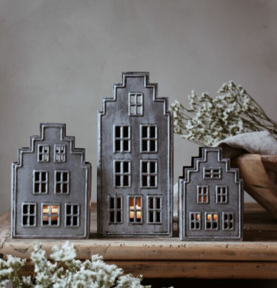 Bild av charmiga ljushus i miniatyr med varm belysning