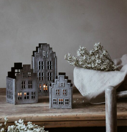 Bild av ljuslyktor som skapar en mysig atmosfär