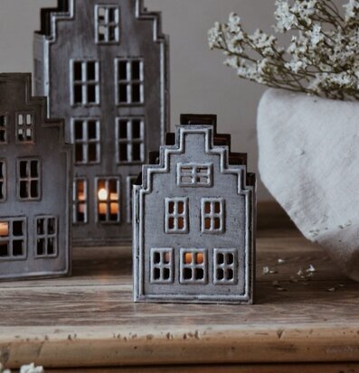 Bild av hemtrevlig atmosfär med ljushus och blommor