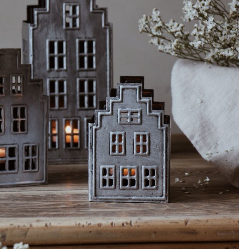 Bild av hemtrevlig atmosfär med ljushus och blommor